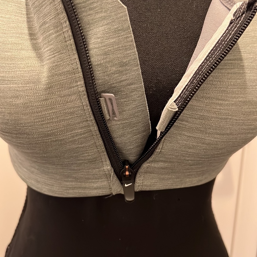 Nike Shape high-support padded zip-front sports bra - Picture 3 of 5